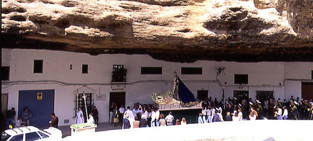 La Virgen del Rosario procesiona por las Cuevas del Sol. Foto: MARIO G. VARGAS 