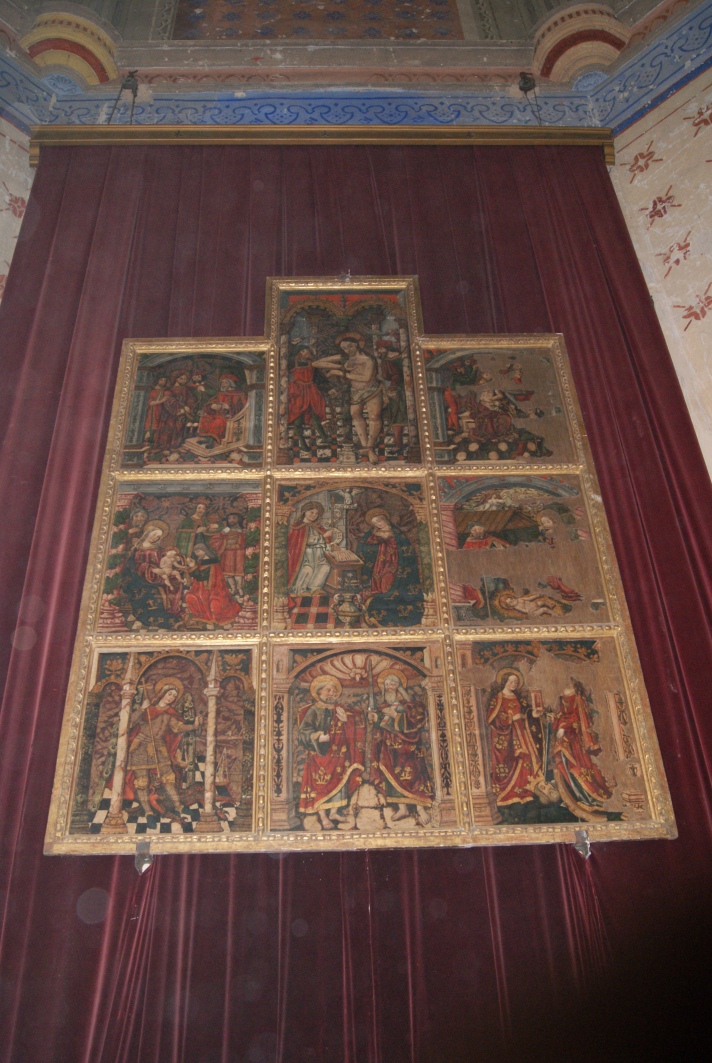 El retablo, colgado en el altar de la Iglesia de la Encarnación antes de su restauración. Foto: ÁNGEL MEDINA