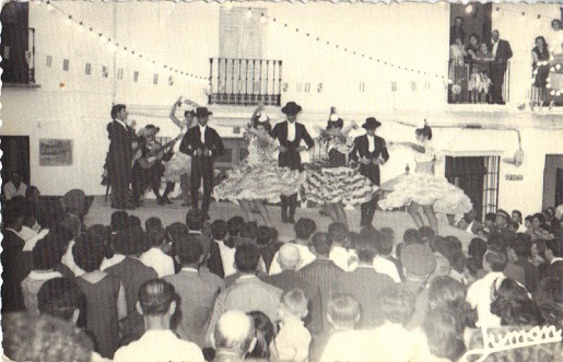La Agrupación Flamenca Andalucía actúa en la Plaza de José Antonio, que así se llamaba entonces, durante la Feria de agosto de 1965. Foto: JUMAN