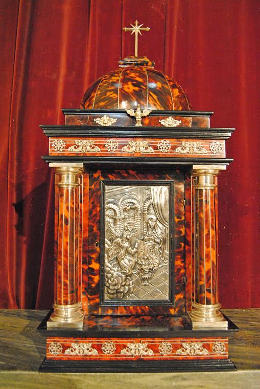 El sagrario, en el que se guardaba la Custodia, es una excepcional obra realizada en carey y con combinaciones de plata, datada del S. XVI. En la puerta tiene una preciosa representación de la Anunciación. Foto: ÁNGEL MEDINA LAÍN.