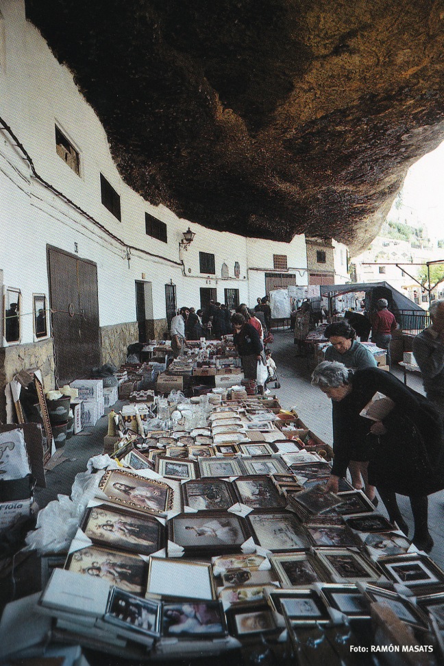 Las Cuevas del Sol, en un viernes de "barato". Esta fotografía está publicada en el libro "Andalucía" (Lumwerg), escrito por José Manuel Caballero Bonald e ilustrado con fotografías de RAMÓN MASATS. Eta imagen es de 1988, antes de la transformación de esta calle en la zona de ocio que es actualmente.