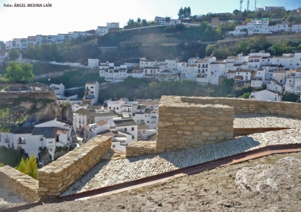 Setenil visto desde la muralla recuperada de la Alcazaba de Setenil. Foto: ÁNGEL MEDINA LAÍN