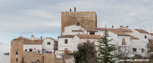 Turistas fotografiándose en la cubierta del Torreón, con Setenil de fondo. Foto: ÁNGEL MEDINA LAÍN.