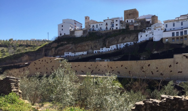Perfil de la fortaleza, Las Calcetas y el edificio del aparcamiento desde Las Cabrerizas.
