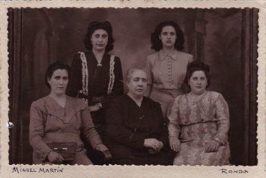 Filomena Ramírez, pionera de la Romería en 1949, en el centro de la imagen tomada en el estudio de MIGUEL MARTÍN. Foto cedida por RAFAEL VARGAS VILLALÓN.