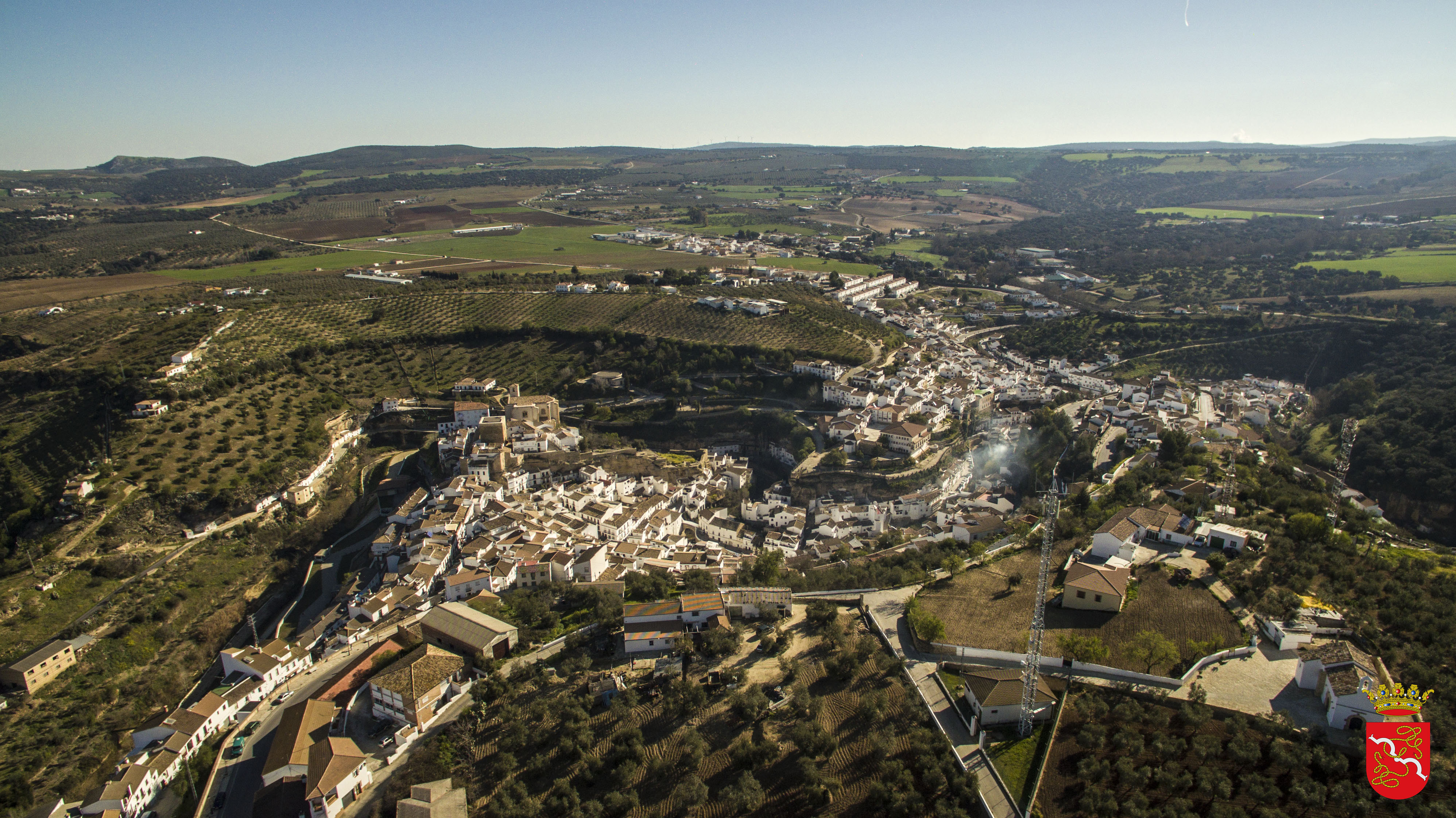 Perfil de Setenil desde la perspectiva de San Sebastián. La ermita se ve en la esquina inferior derecha. Foto: AYUNTAMIENTO DE SETENIL.