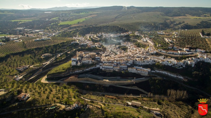 La antigua fachada principal del pueblo, con la Serranía de Ronda al fondo. Foto: AYUNTAMIENTO DE SETENIL