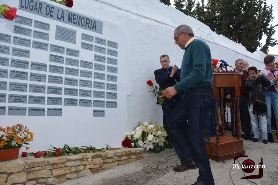 Miguel Jiménez Flores entrega la rosa dedicada a su abuelo Miguel Jiménez Redondo, a quien subieron a la camioneta y fusilaron por "gracioso".