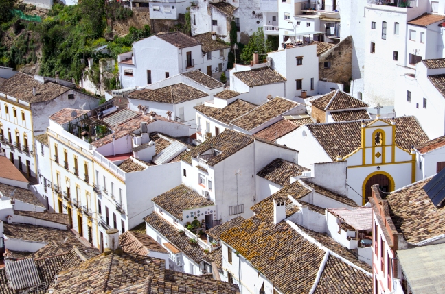 Vista de los tejados y del hermoso entramado urbano de Setenil, con la ermita de San Benito de protagonista. Foto: DIPUTACIÓN DE CÁDIZ.