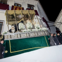 La Virgen de los Dolores, a su regreso a la Iglesia, subiendo literalmente por la albarrá de la Villa. Foto. MARIO GARCÍA VARGAS.