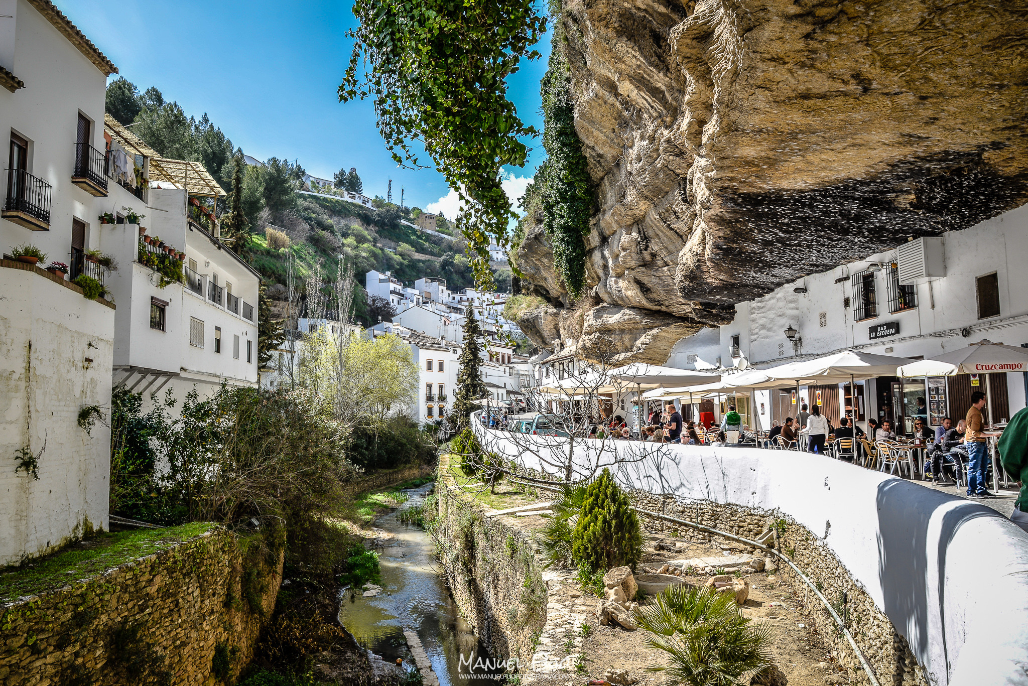 Las Cuevas del Sol, una de las calles más animadas de Andalucía. Foto: MANUEL FIJO. Más imágenes en en su web http://goo.gl/MjVRNv