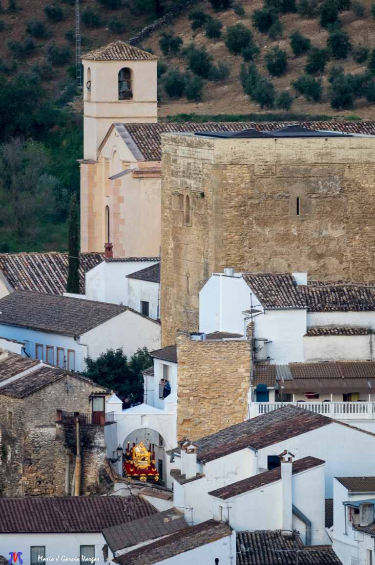 El Santo Entierro regresa a la Villa en esta espectacular foto de la fortaleza medieval.