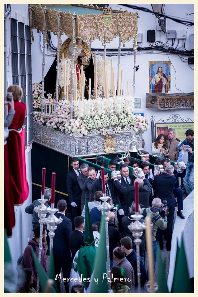 La Virgen de los Dolores, obra de Luis Álvarez Duarte, en la complicadísima salida de la Villa, que obliga al alarde anual de los hombres de tronos. Foto: MERCEDES CEBADA