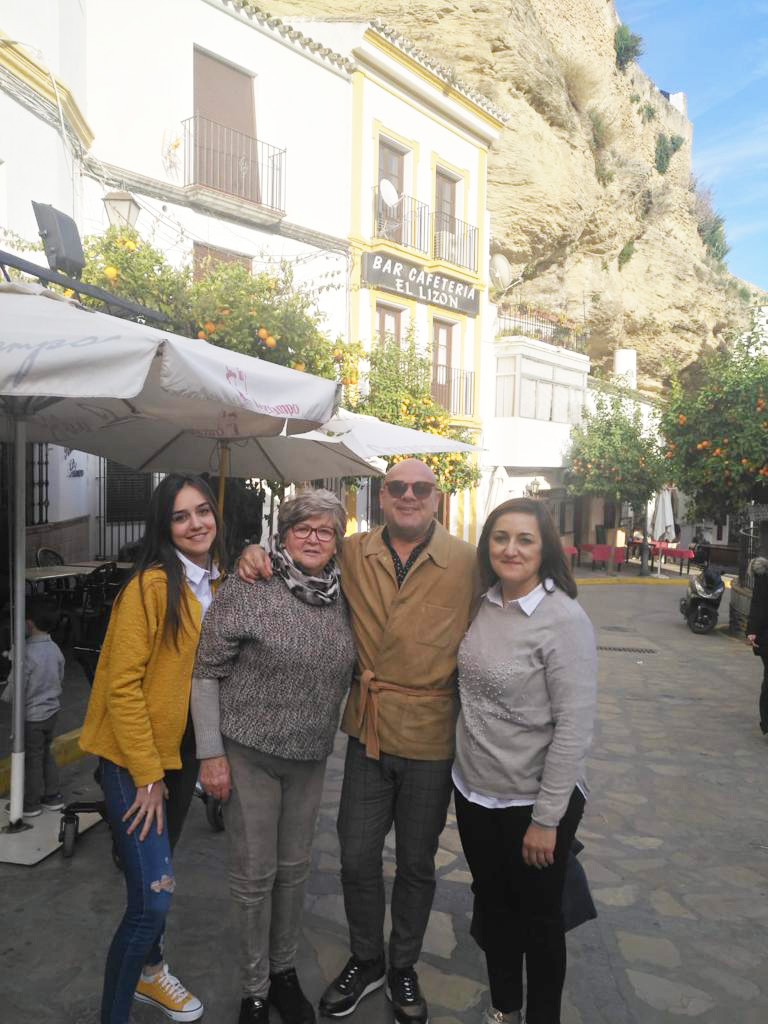 Paquili, en la plaza muy bien acompañado por Celia Cubiles, Josefina Villalón e Isa Corral.
